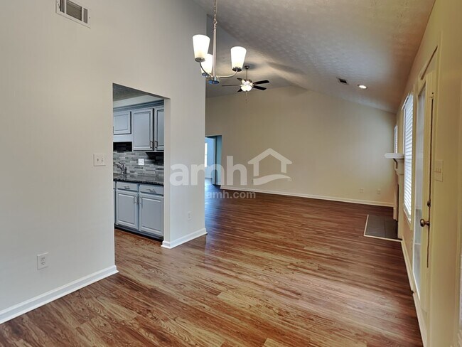 Foto del edificio - 643 Bartow Dr