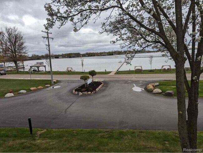 Building Photo - 1127 S Lake Dr