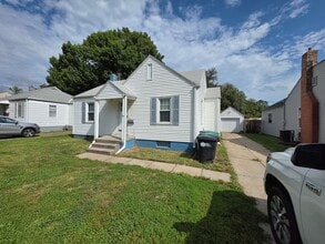 Building Photo - 2732 Sharon Dr