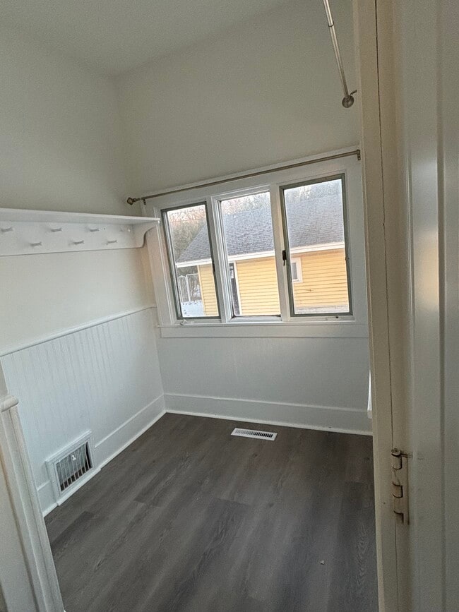 Gran espacio de entrada/almacenamiento para abrigos, zapatos, mochilas. - 1003 S Elm Ave