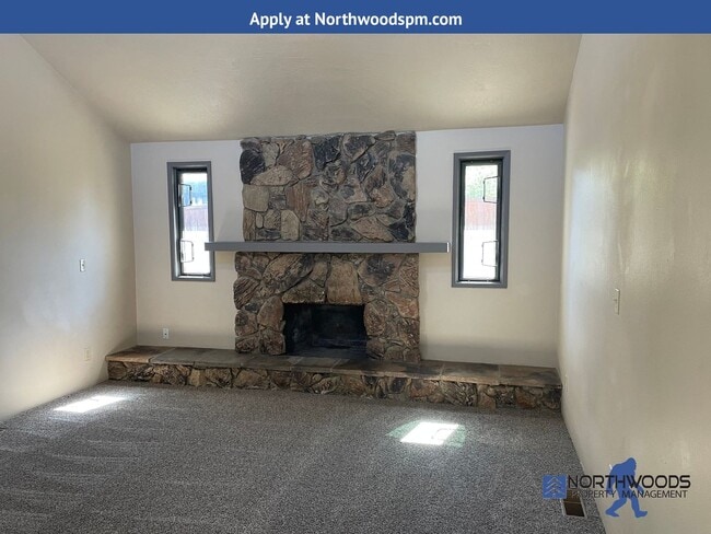 Building Photo - Charming 3 Bedroom 2 Bath Home in Very Nic...