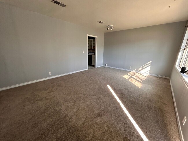 Foto del edificio - 4 Bed 1 Bath *SECTION 8 APPROVED*