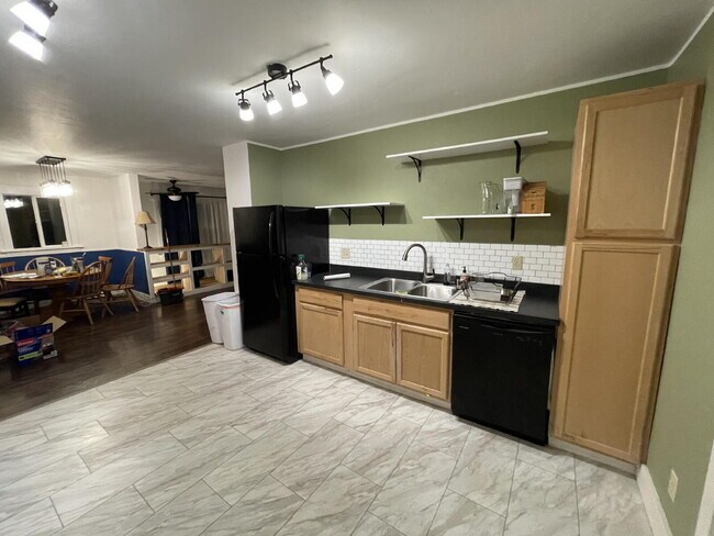 Foto del edificio - 3 Bed / 2 Bath Home in the Heart of Manhattan – Garage, Fenced Yard, Updated Interior