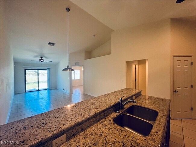 Foto del edificio - 3022 SE Santa Barbara Pl