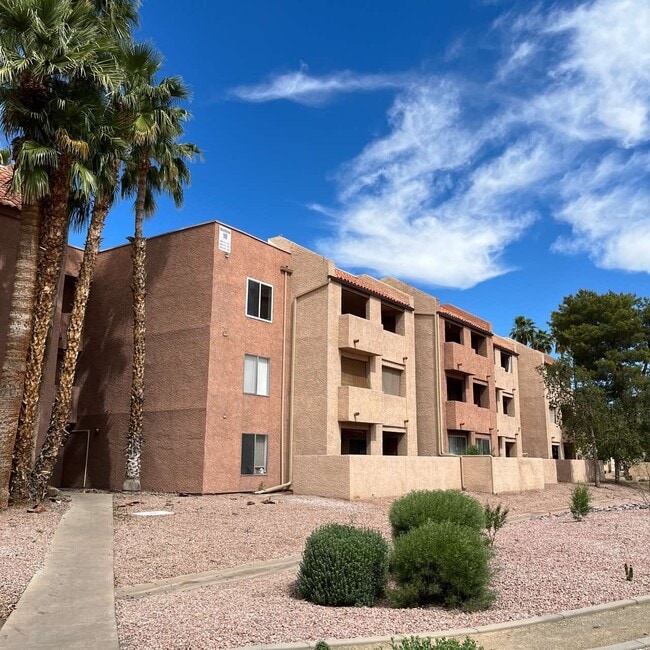Building Photo - 540 N May