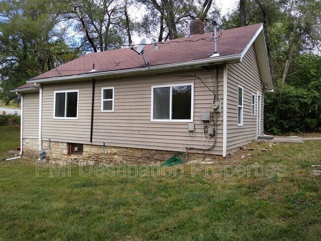 Building Photo - 2801 S 28th St
