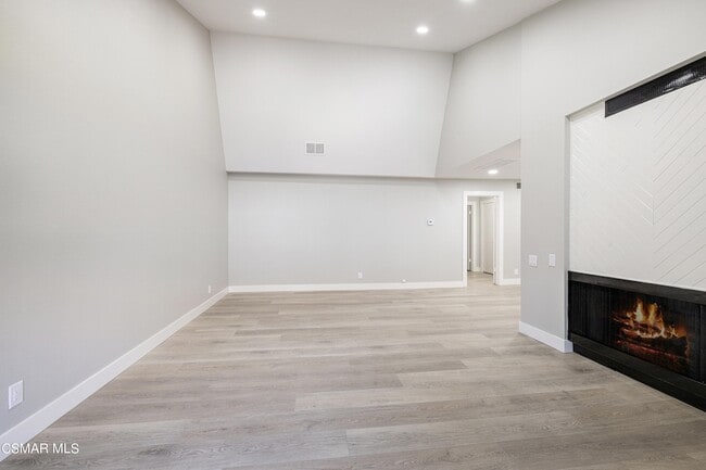 Foto del edificio - 31535 Lindero Canyon Rd