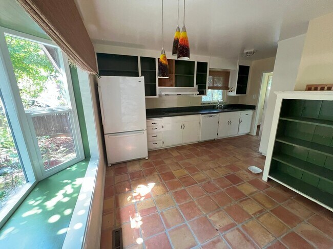 Foto del edificio - HAYWARD HILLS!!! BEAUTIFUL TWO STORY HOUSE...