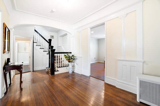 Foyer - 134 Old Mamaroneck Rd
