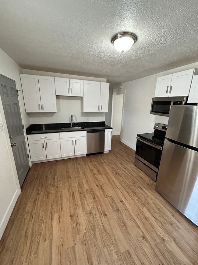 Building Photo - Lambourne Duplex