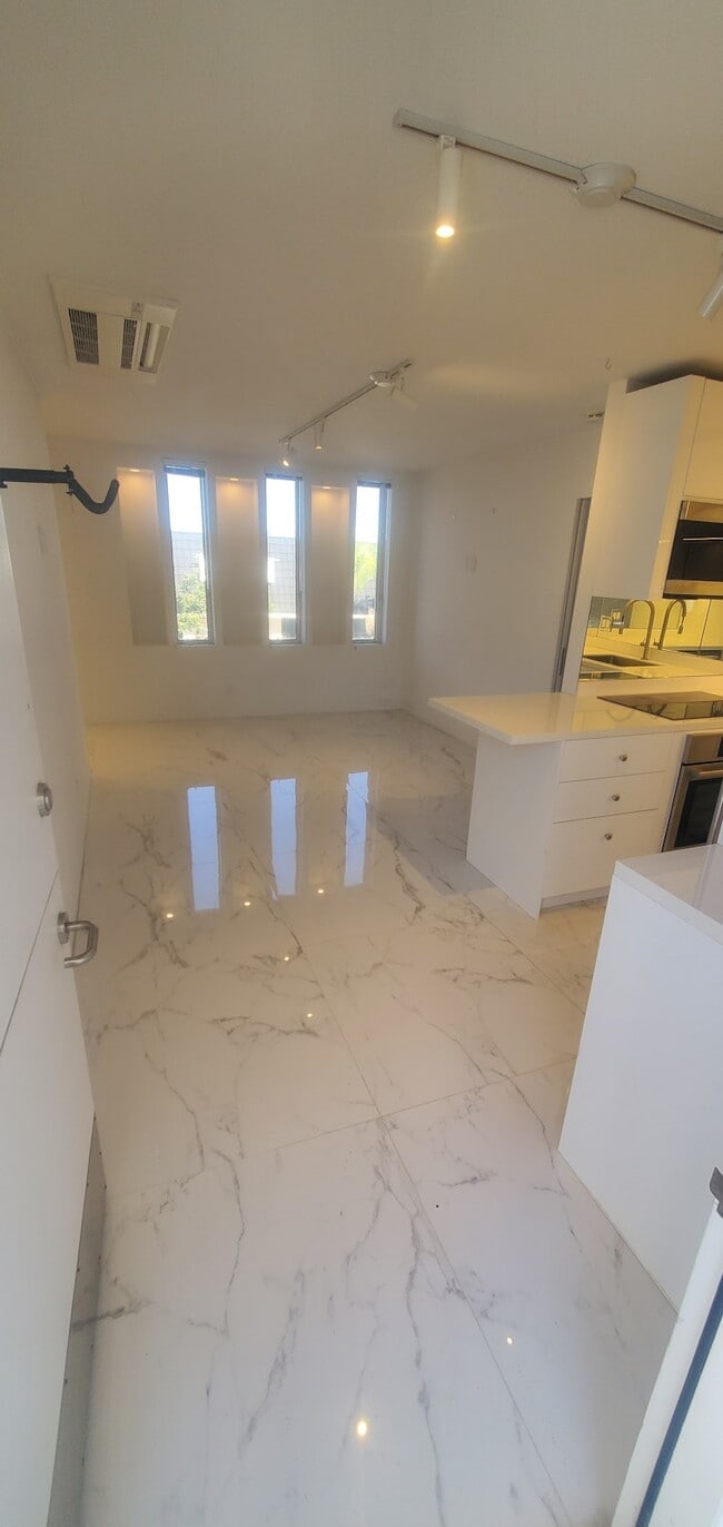 Foto del edificio - 705 E Balboa Blvd