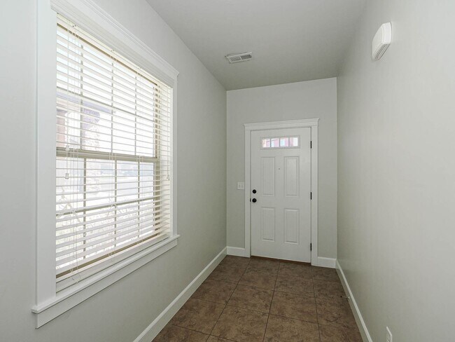 Building Photo - 1239 SilverCrest Dr