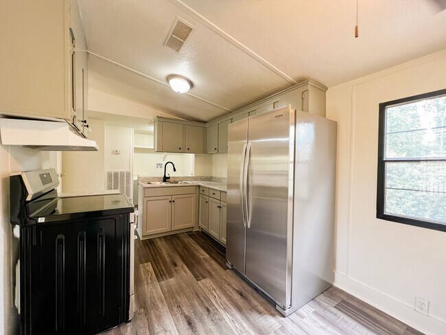 Building Photo - Comfortable and Convenient Close to Greer ...
