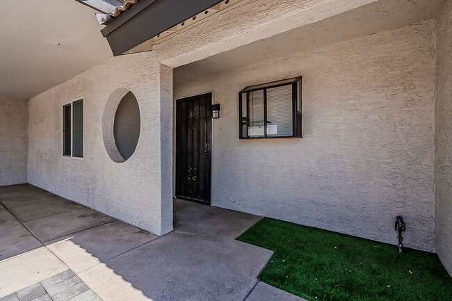 Foto del edificio - Fully Remodeled! 2 bed 2 bath Town-home in Central Phoenix!! Gated Community with Pool!