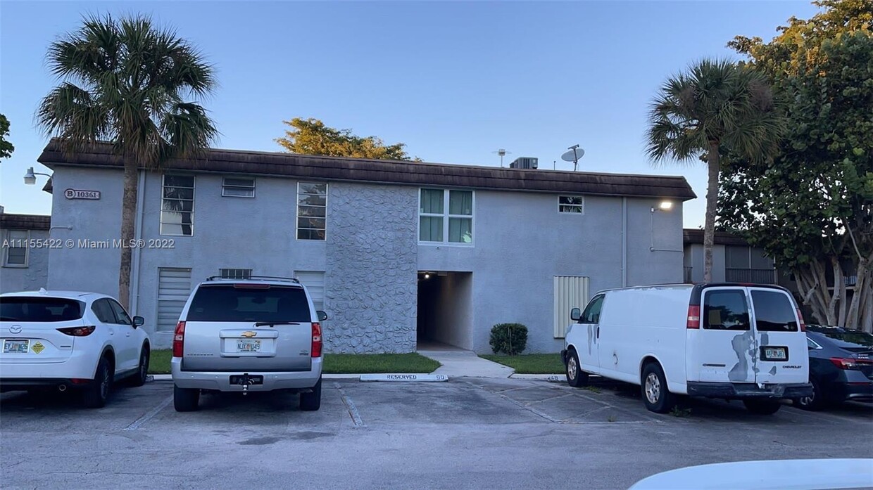 Primary Photo - 10361 N Kendall Dr