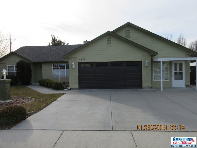Primary Photo - Just like new &amp; clean 3 bed 2.5 bath 2...