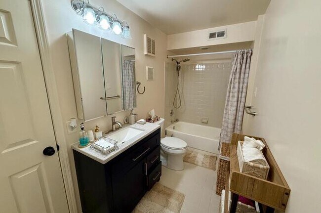 Building Photo - 523 Park Place Dr