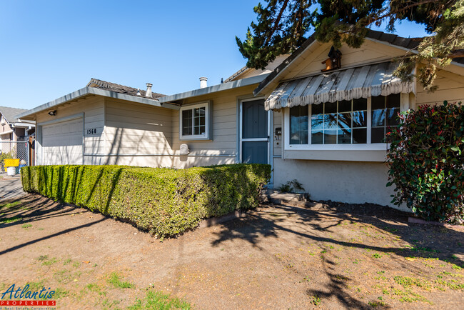 Building Photo - 1560 Farringdon Dr