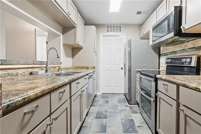 Kitchen - 101 Warm Springs Cir