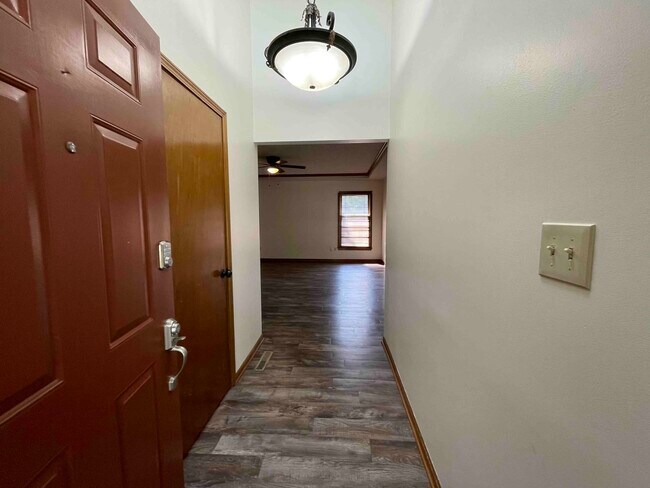 Entry - 304 SE Williamsburg Dr