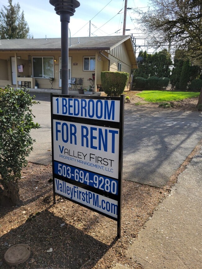 Building Photo - Rent Special: 1/2 Off June's Rent!! - Ground Level 2 Bed 1 Bath W/ Air Conditioning