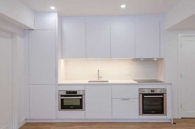 Building Photo - 2105 Rue Chomedey