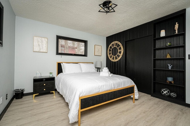 Foto del edificio - 5850 Devington Cir