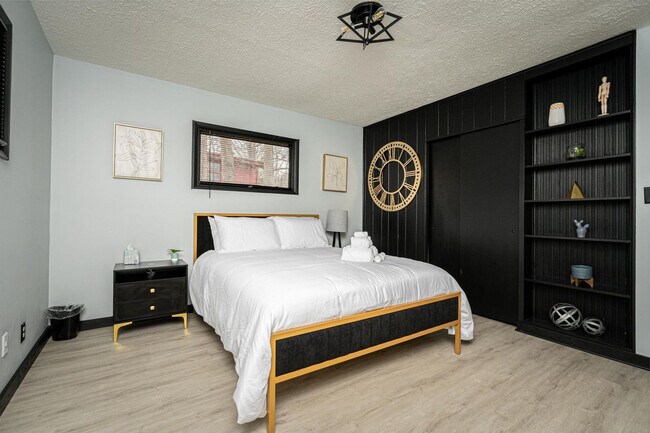 Building Photo - 5850 Devington Cir