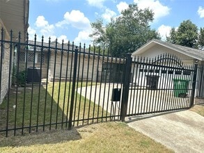 Building Photo - 4849 Larkspur St