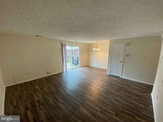 Foto del edificio - 4749 Hedrick Ln