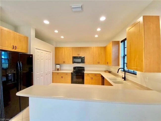 Foto del edificio - 7472 Bristol Cir