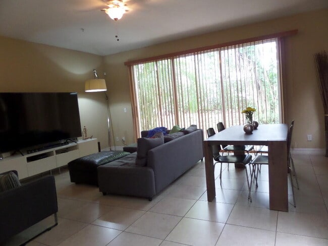 Building Photo - 829 Pipers Cay Dr