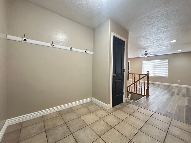 Building Photo - Beautiful Home!!