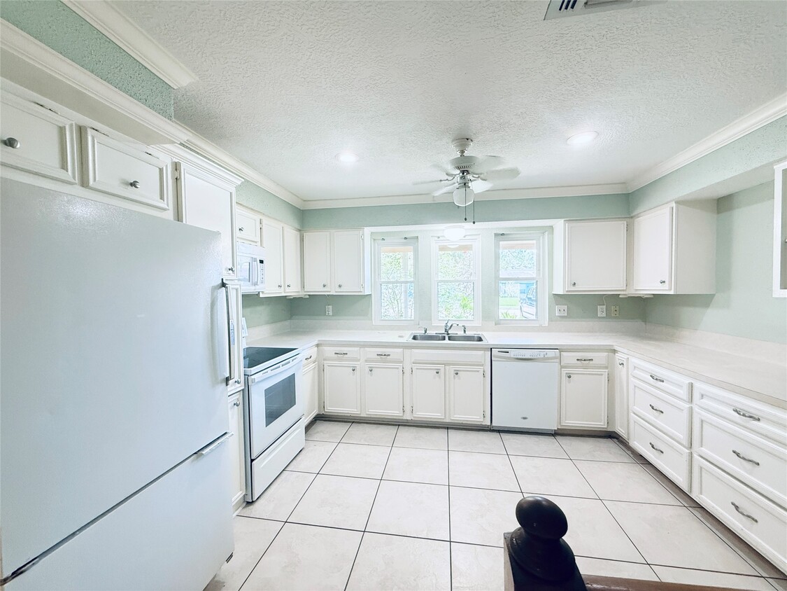 Building Photo - 16439 Hickory Knoll Dr