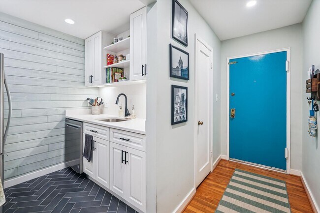 Foto del edificio - Beautiful 1BR/Loft at Rock Creek Garden Co...