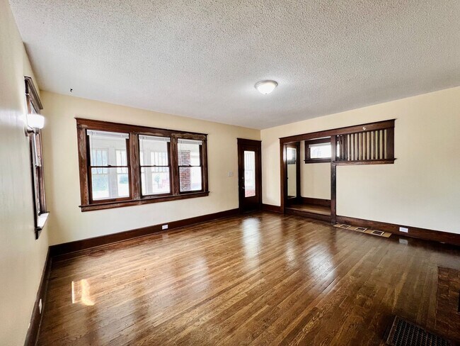 Building Photo - 3 Bedroom House