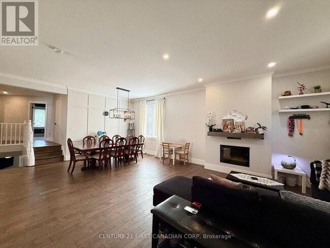 Building Photo - 413 Ambleside Dr