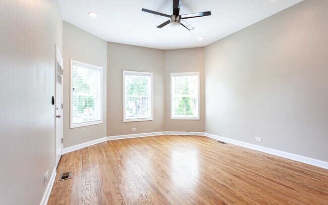Foto del edificio - 3138 N Sawyer Ave