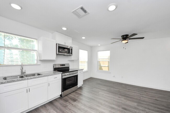 Foto del edificio - 8125 Laura Koppe Rd