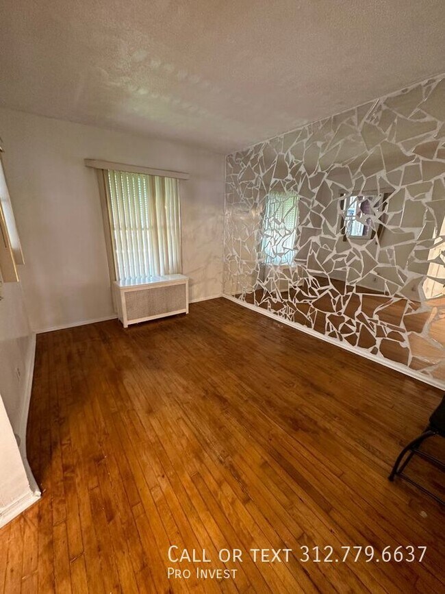 Building Photo - A Washington Park 3Bed | 2Bath