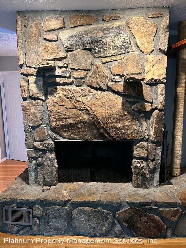 Building Photo - 3 br, 3 bath House - 1000 Martins Lake Close