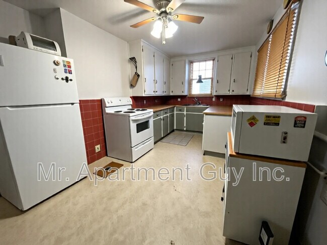 Photo du bâtiment - 16 Kingsway Dr