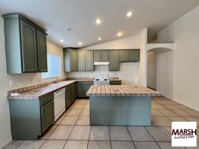 Foto del edificio - 4 bedrooms with lots of living space in Chandler!