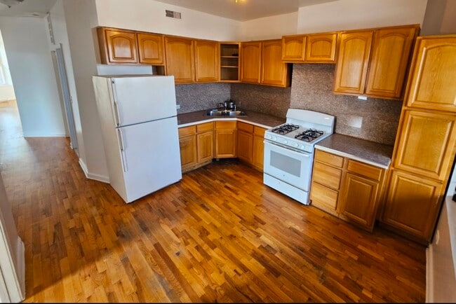 Building Photo - 913 N Lawndale Ave