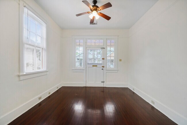 Otra imagen mirando la puerta principal. - 2617 Dante St