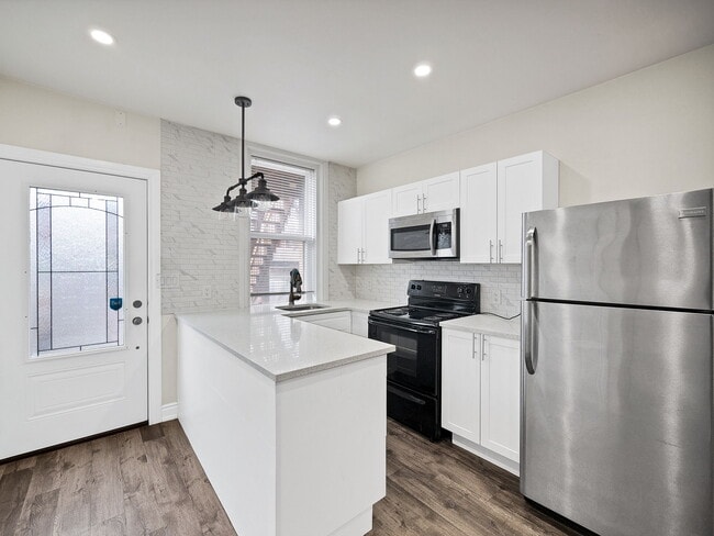 Building Photo - 33 Fairleigh Ave N