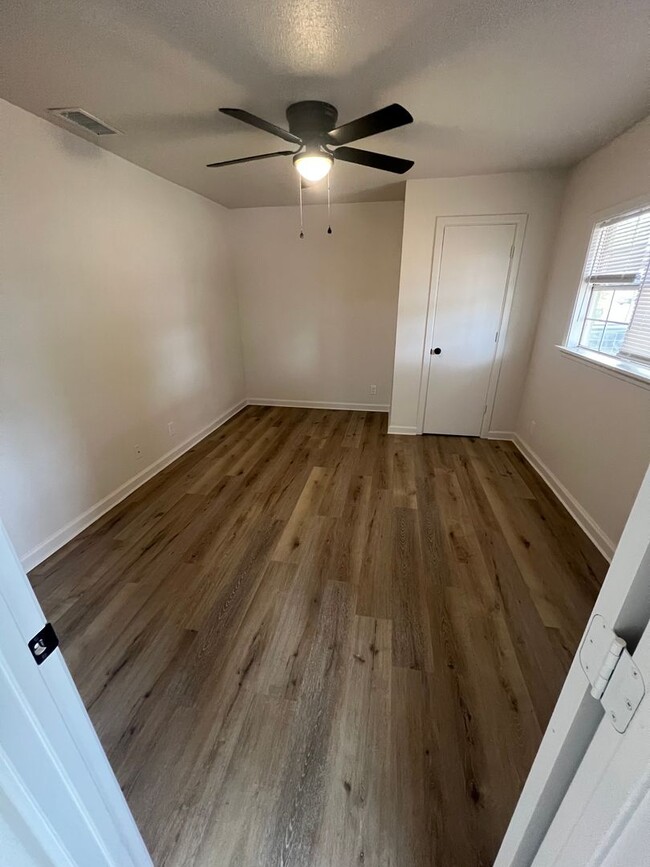 Foto del edificio - 4-bedroom, 1.5-bathroom rent house located...