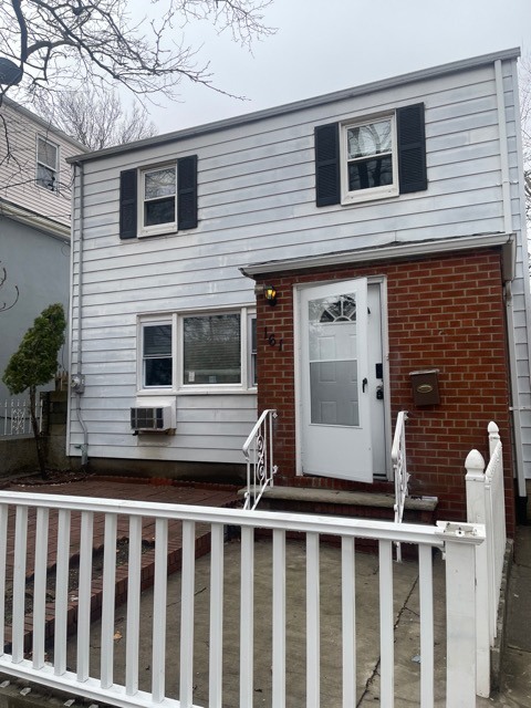 Primary Photo - 161 Winfield Ave