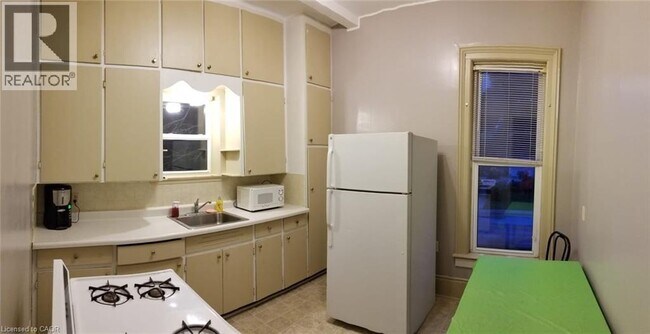 Photo du bâtiment - 448 King St W