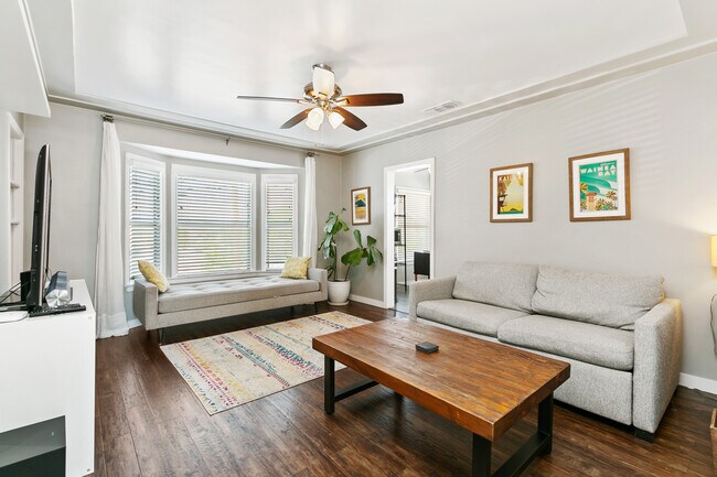 Building Photo - 1642 Vineyard Ave